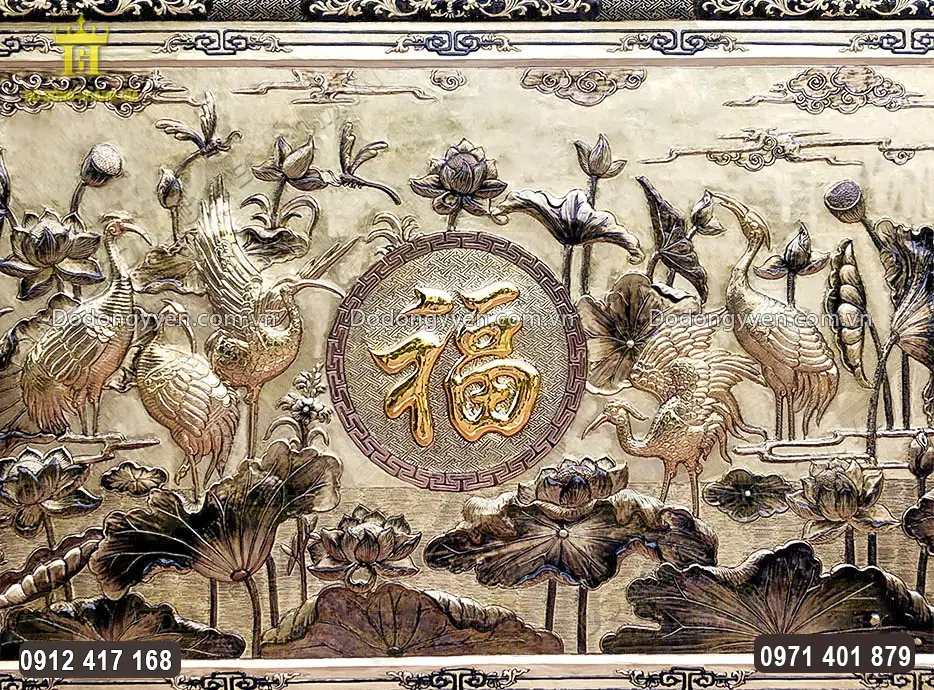 Chữ Ph&uacute;c ở trung t&acirc;m bức tranh được d&aacute;t v&agrave;ng 9999 sang trọng